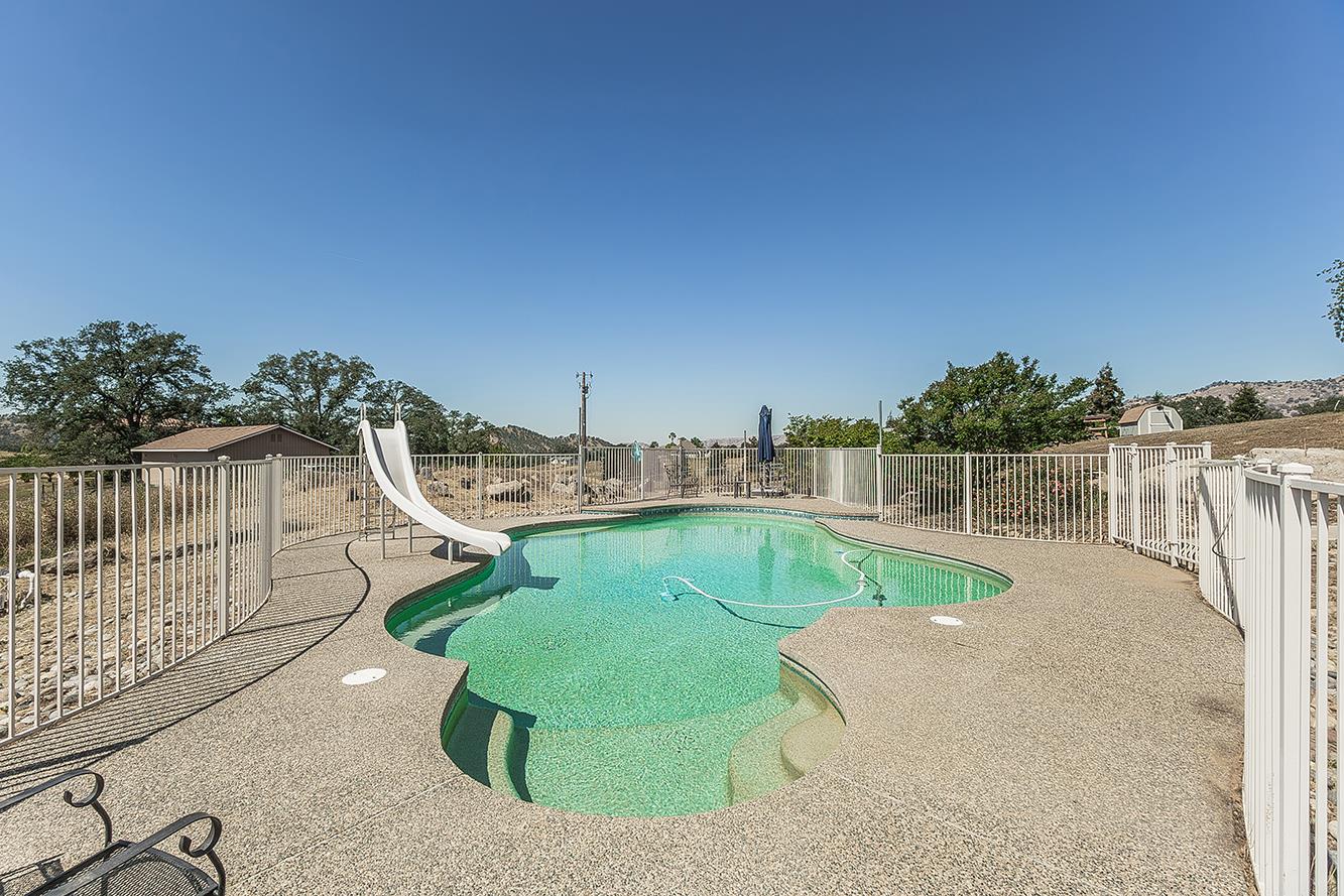 14049 Oak View Dr, Prather, CA 93651