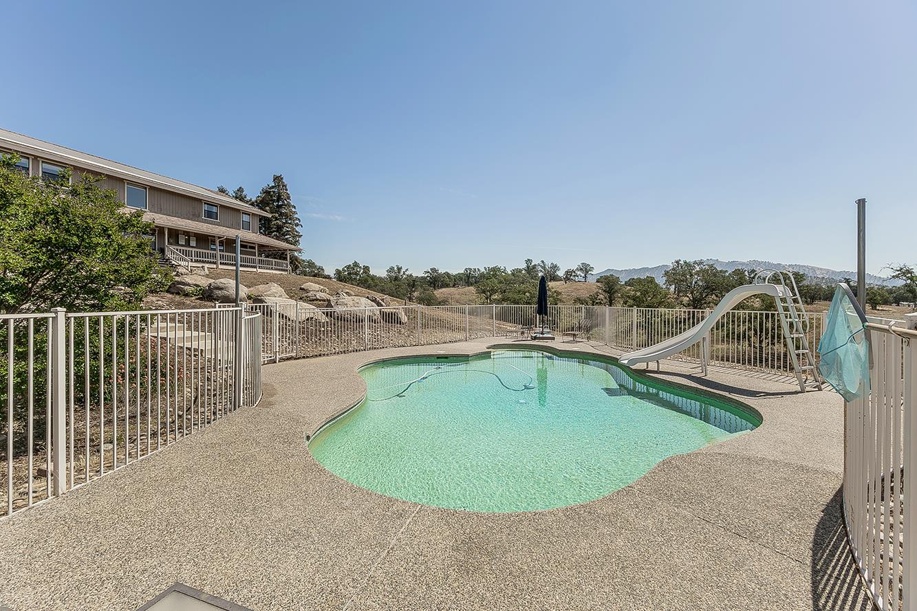 14049 Oak View Dr, Prather, CA 93651