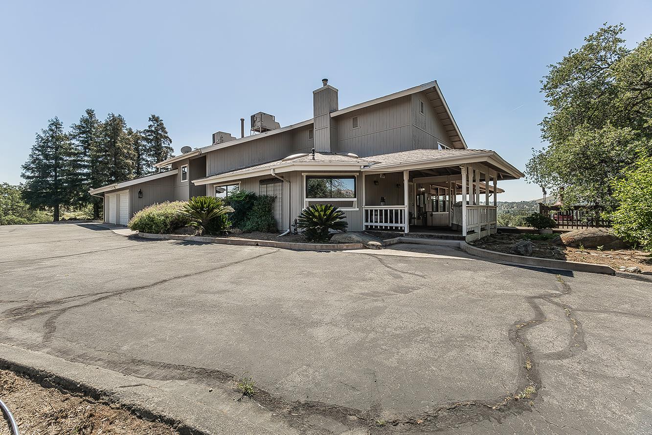 14049 Oak View Dr, Prather, CA 93651