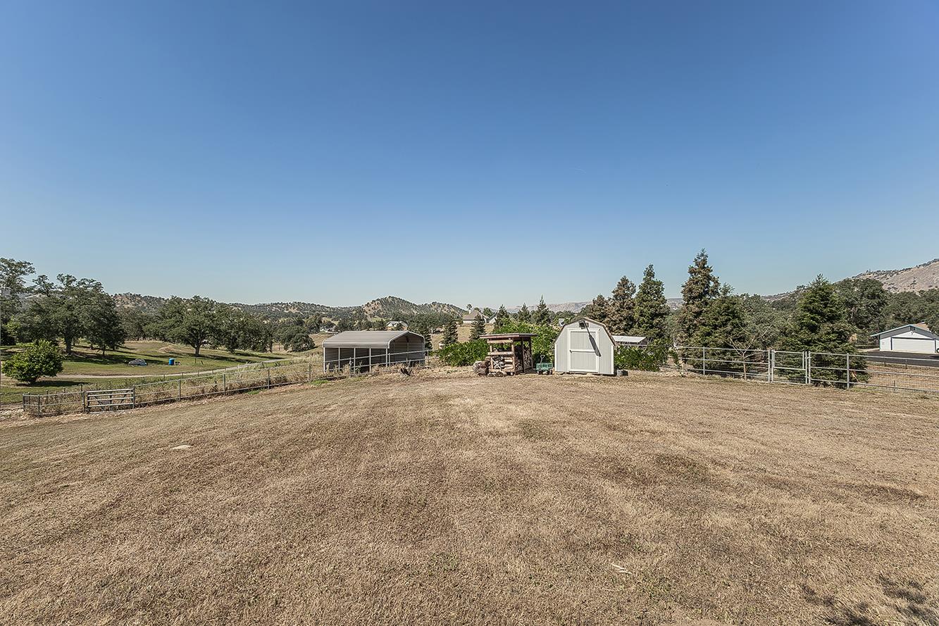 14049 Oak View Dr, Prather, CA 93651