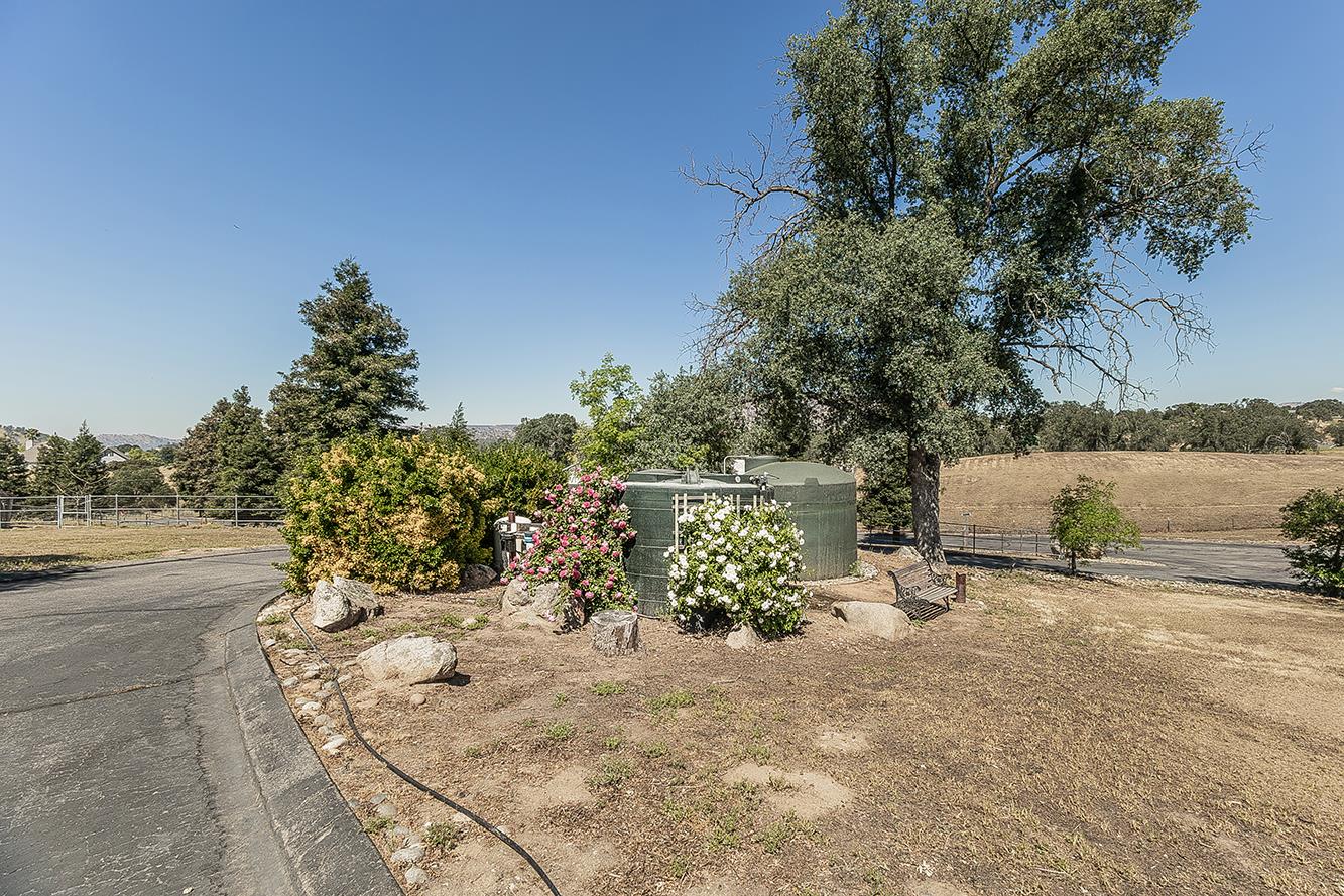 14049 Oak View Dr, Prather, CA 93651