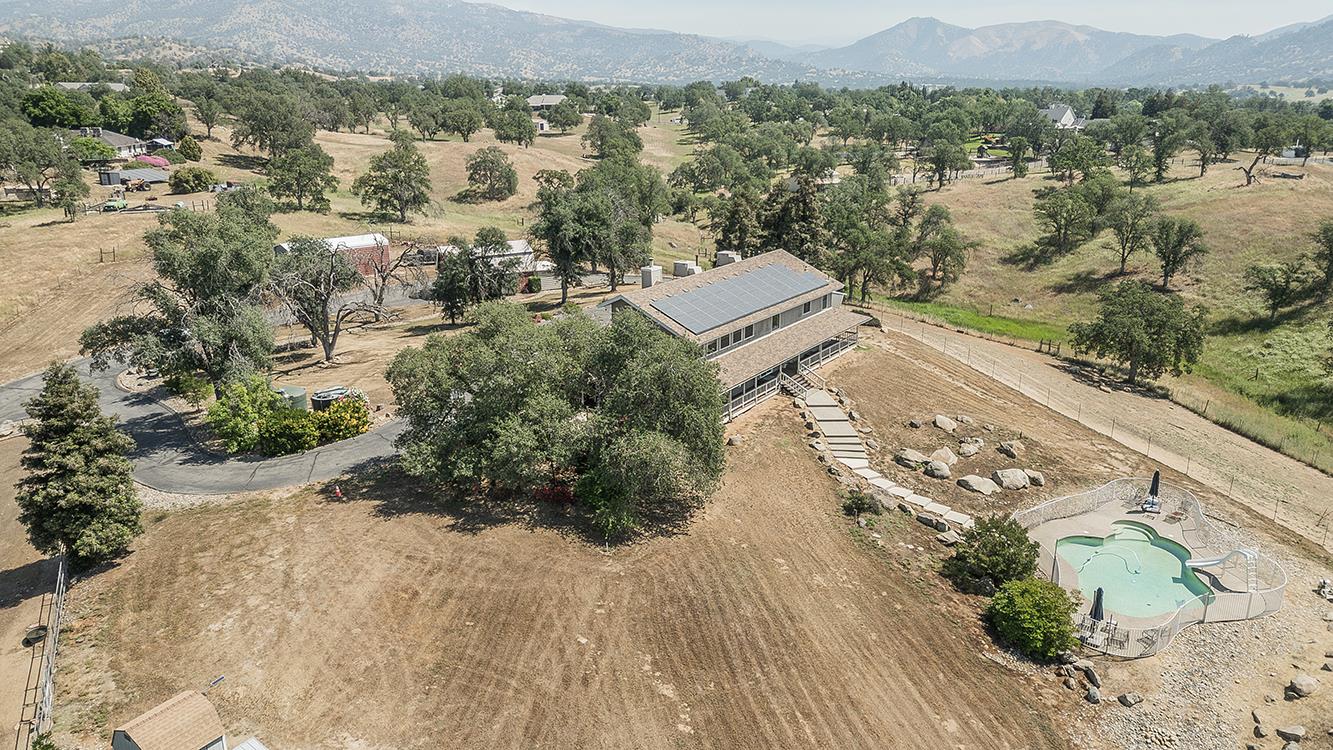 14049 Oak View Dr, Prather, CA 93651