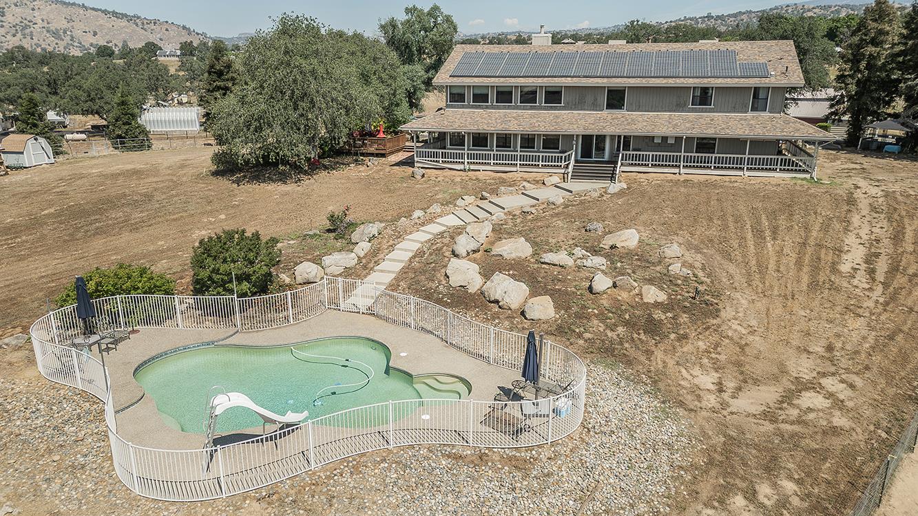 14049 Oak View Dr, Prather, CA 93651