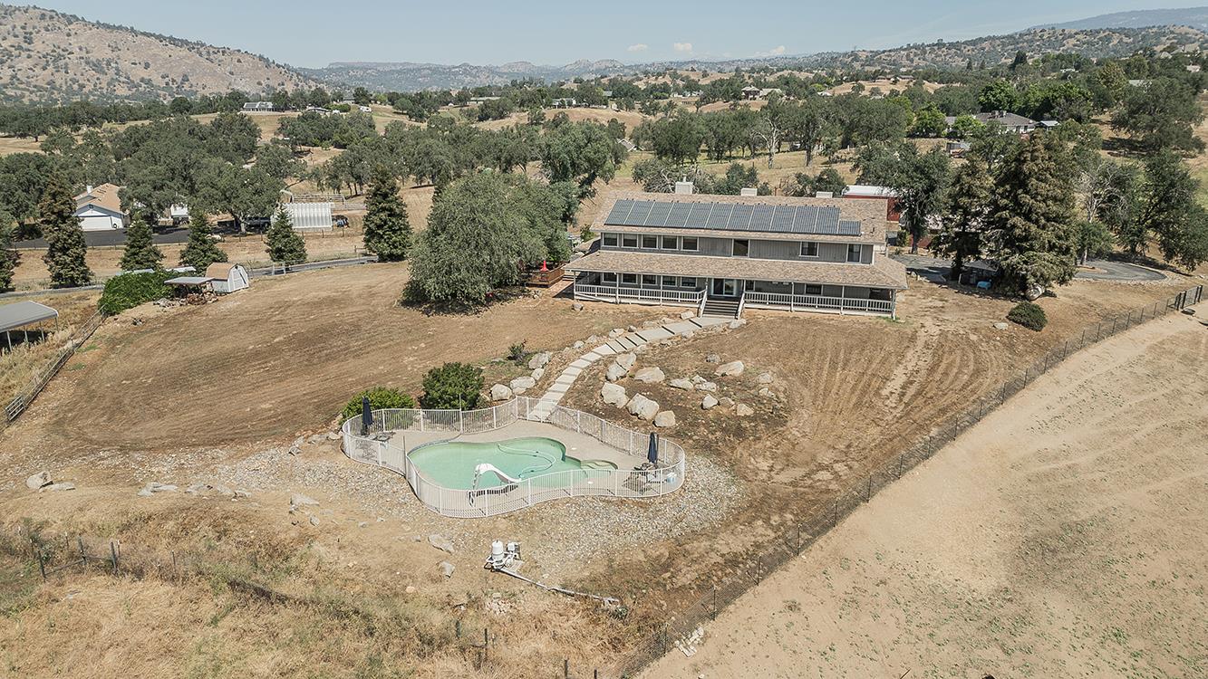 14049 Oak View Dr, Prather, CA 93651