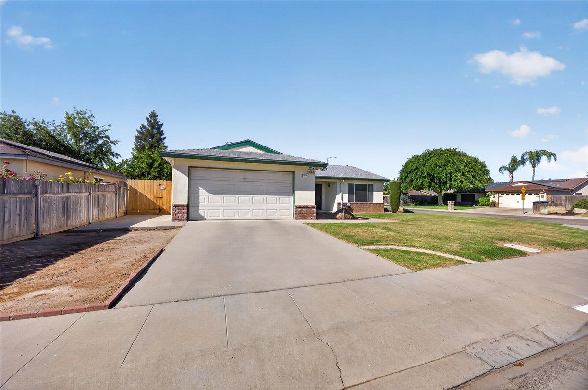 5286 W Richert Ave, Fresno, CA 93722