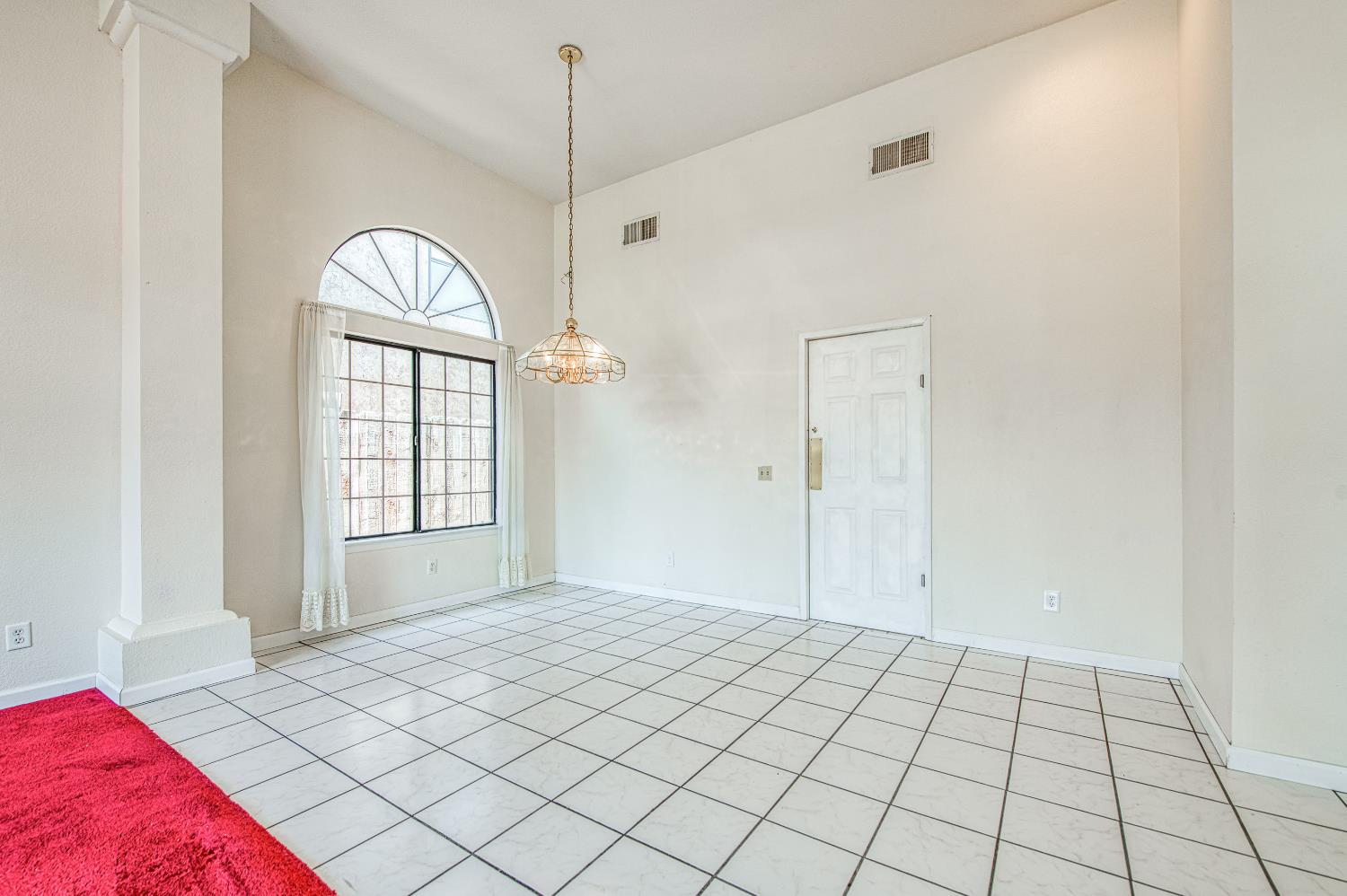 2091 Escalon Ave, Clovis, CA 93611