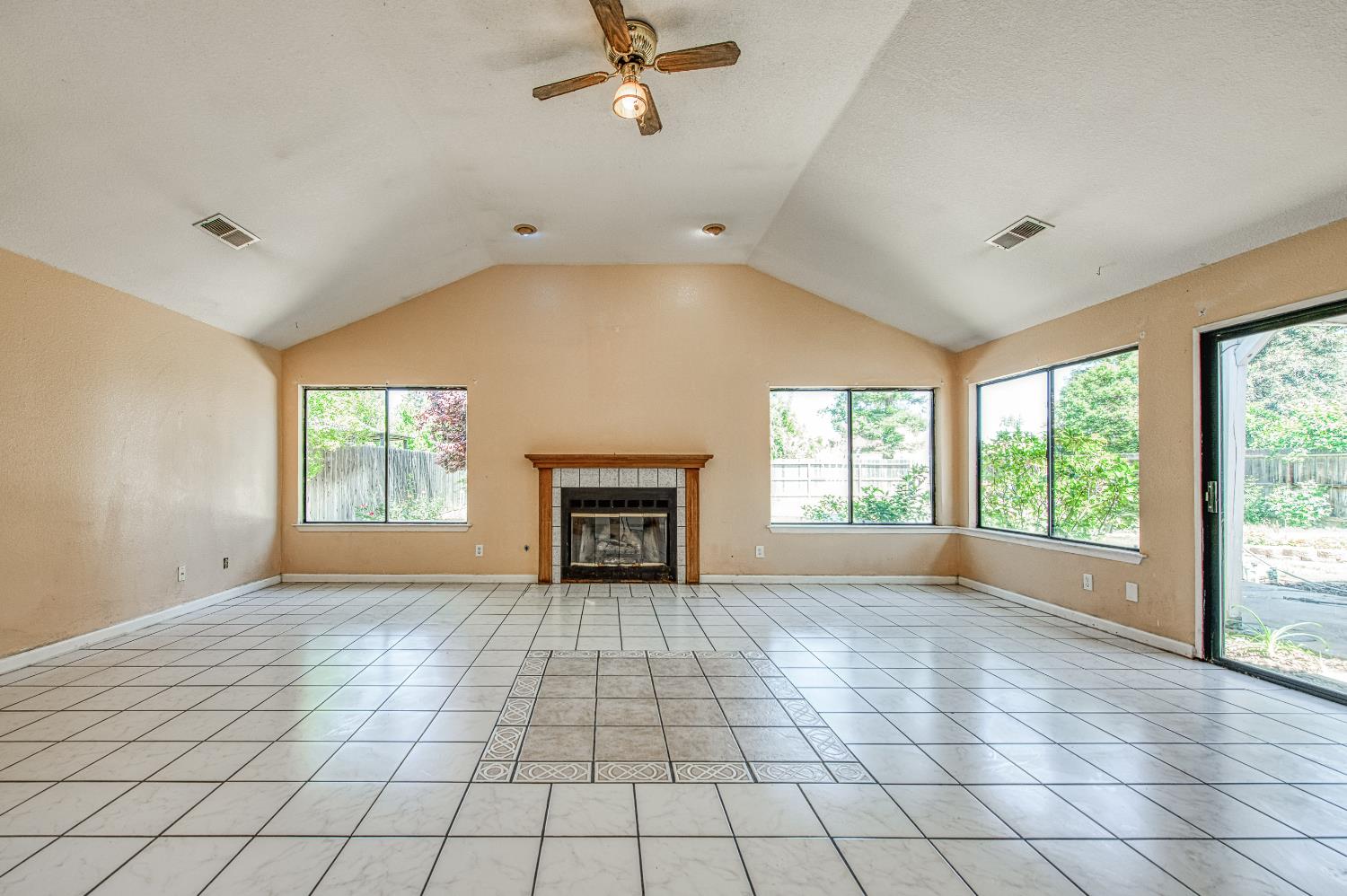 2091 Escalon Ave, Clovis, CA 93611