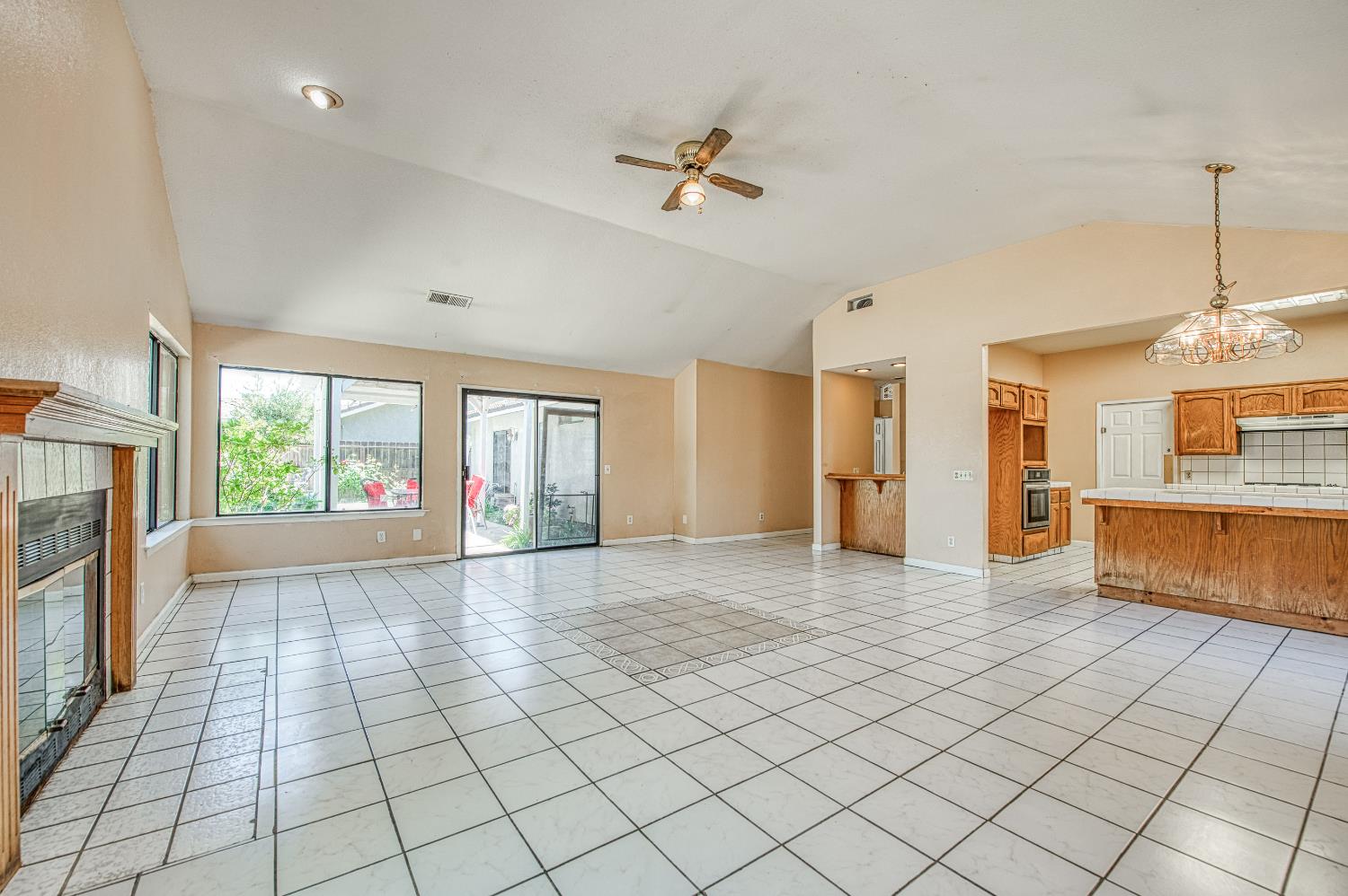 2091 Escalon Ave, Clovis, CA 93611