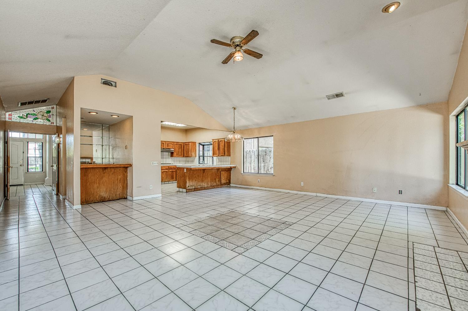 2091 Escalon Ave, Clovis, CA 93611