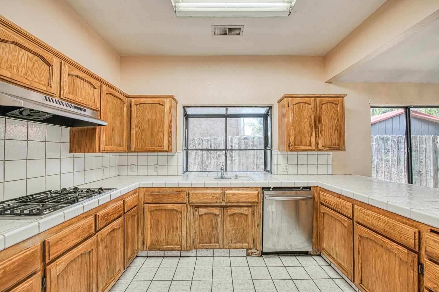 2091 Escalon Ave, Clovis, CA 93611