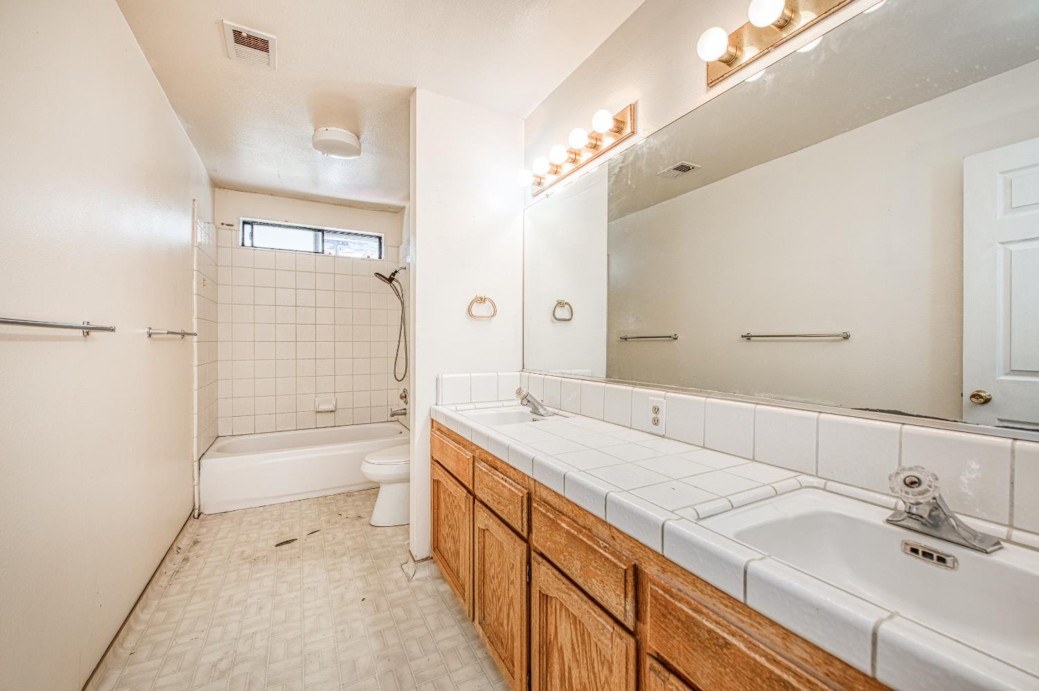 2091 Escalon Ave, Clovis, CA 93611