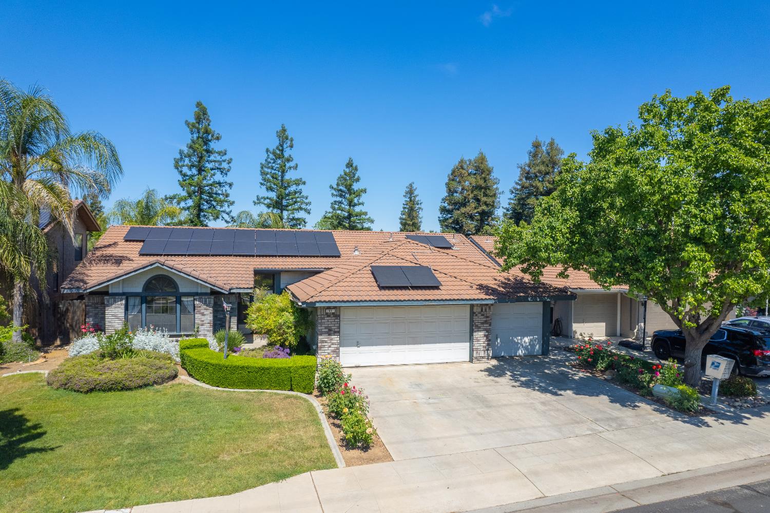 2091 Escalon Ave, Clovis, CA 93611