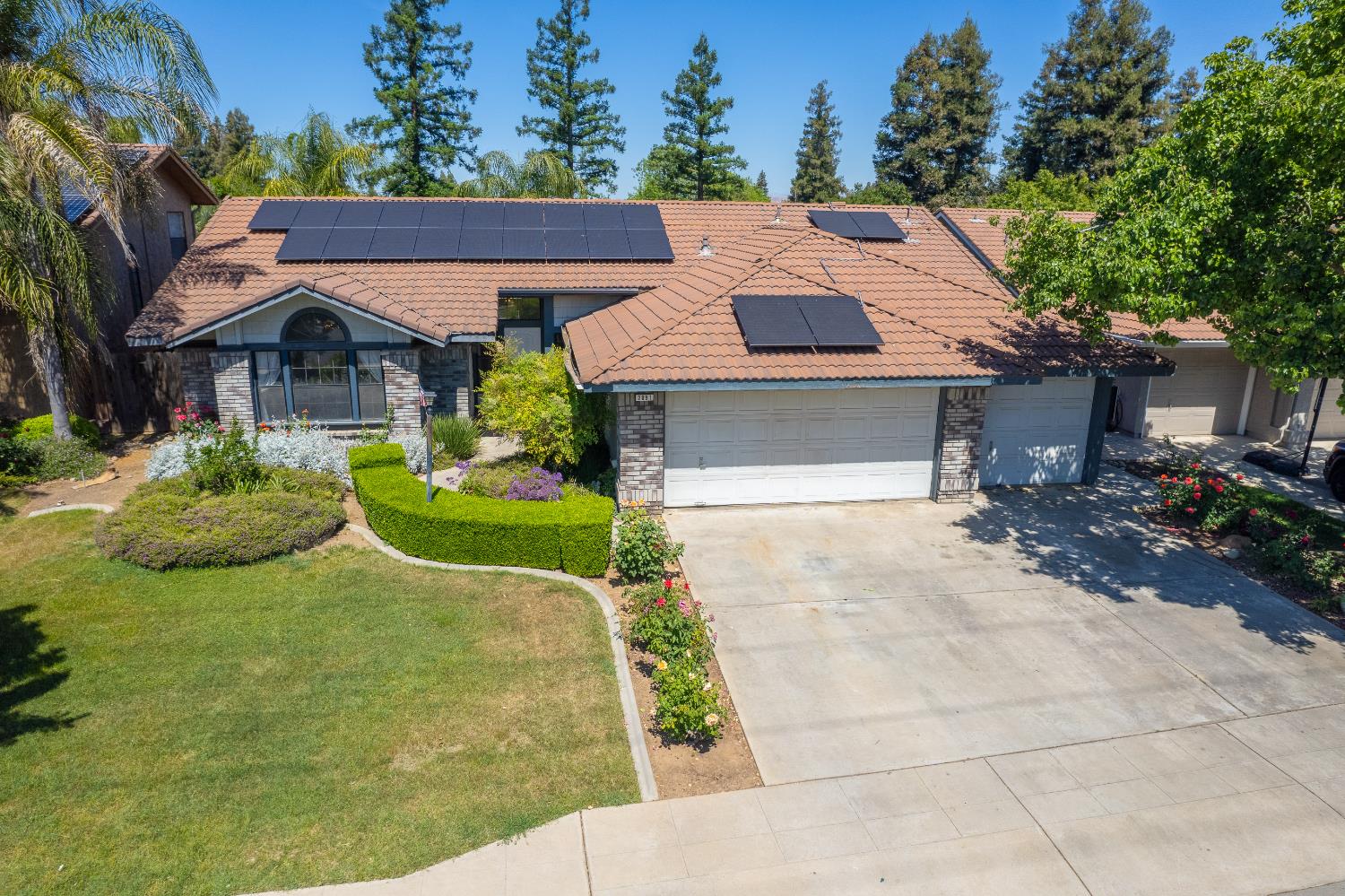 2091 Escalon Ave, Clovis, CA 93611