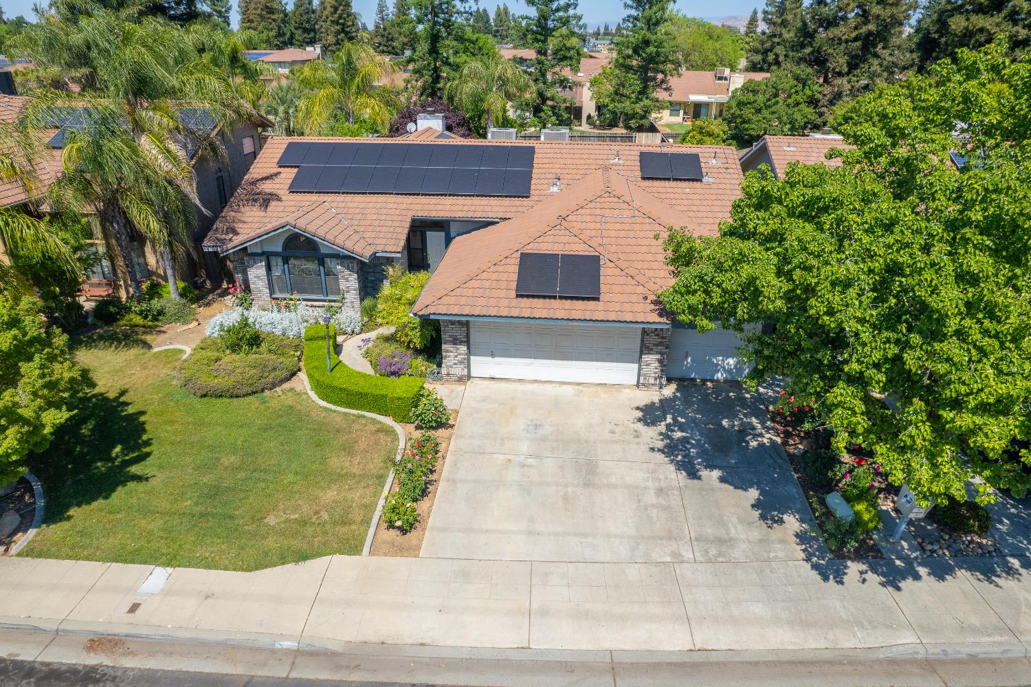 2091 Escalon Ave, Clovis, CA 93611