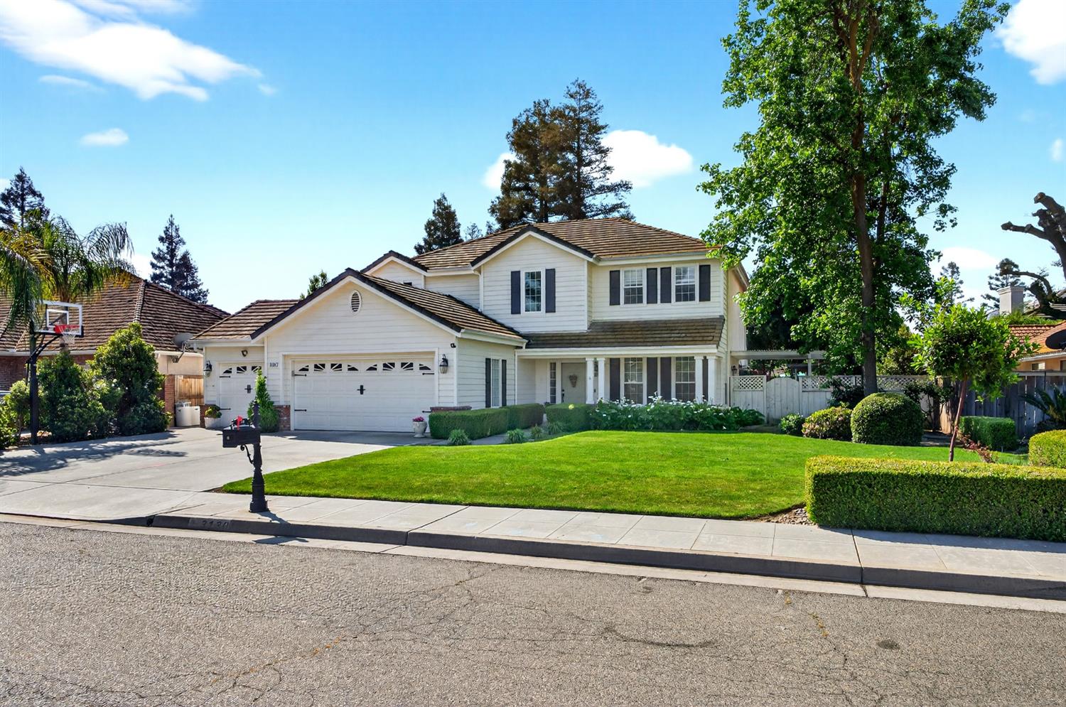 3130 Hillcrest Ct, Madera, CA 93637