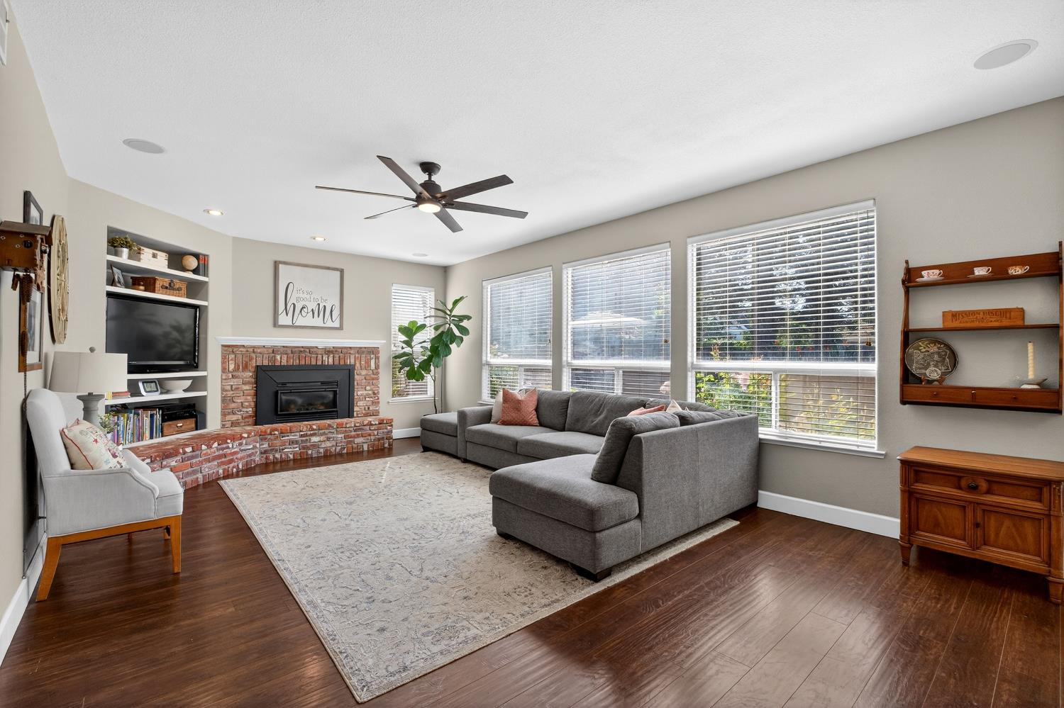 3130 Hillcrest Ct, Madera, CA 93637