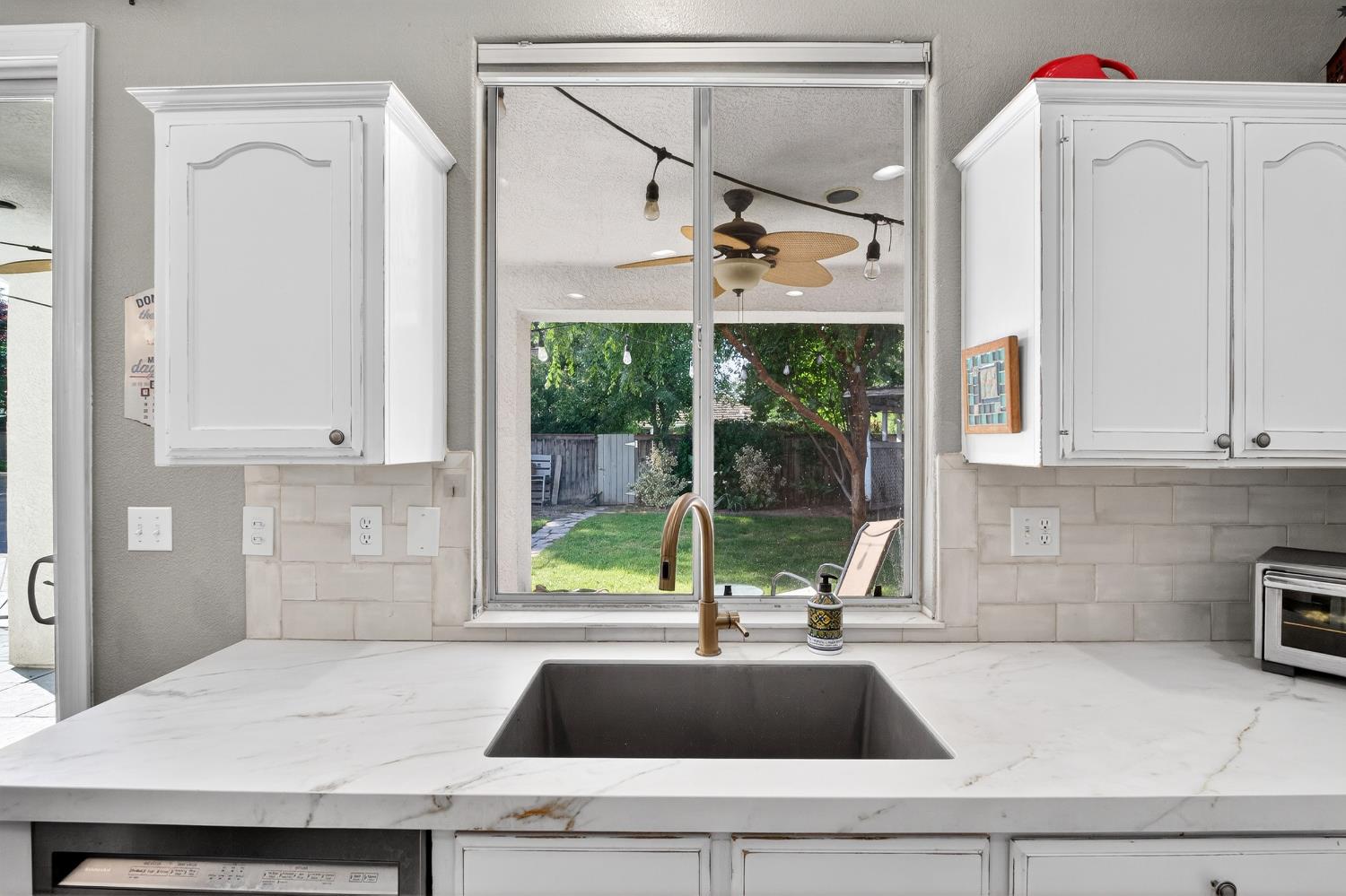 3130 Hillcrest Ct, Madera, CA 93637