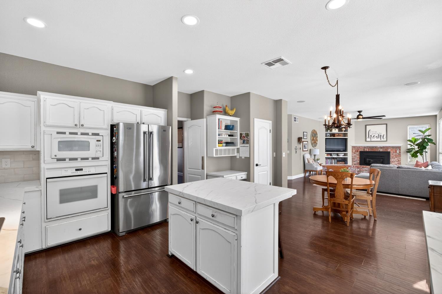 3130 Hillcrest Ct, Madera, CA 93637