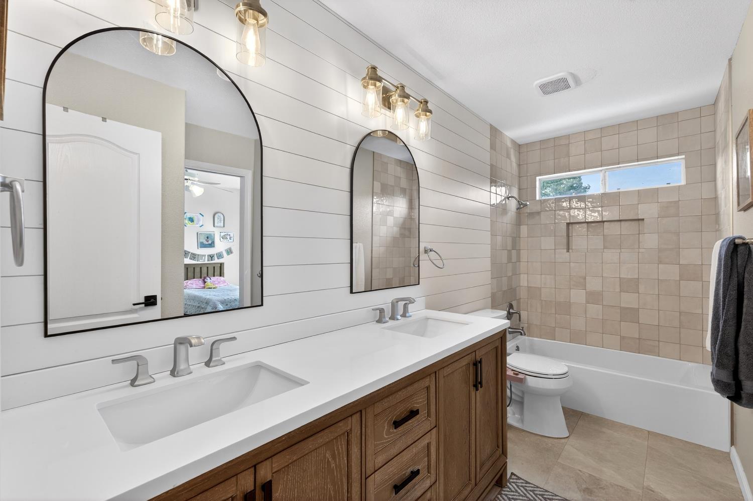 3130 Hillcrest Ct, Madera, CA 93637