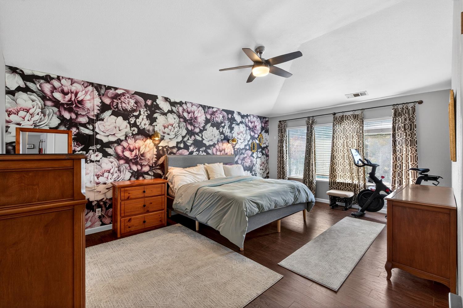 3130 Hillcrest Ct, Madera, CA 93637