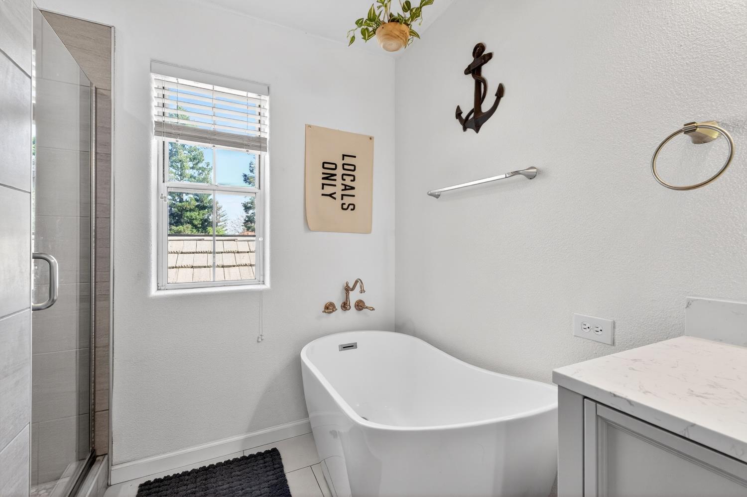 3130 Hillcrest Ct, Madera, CA 93637