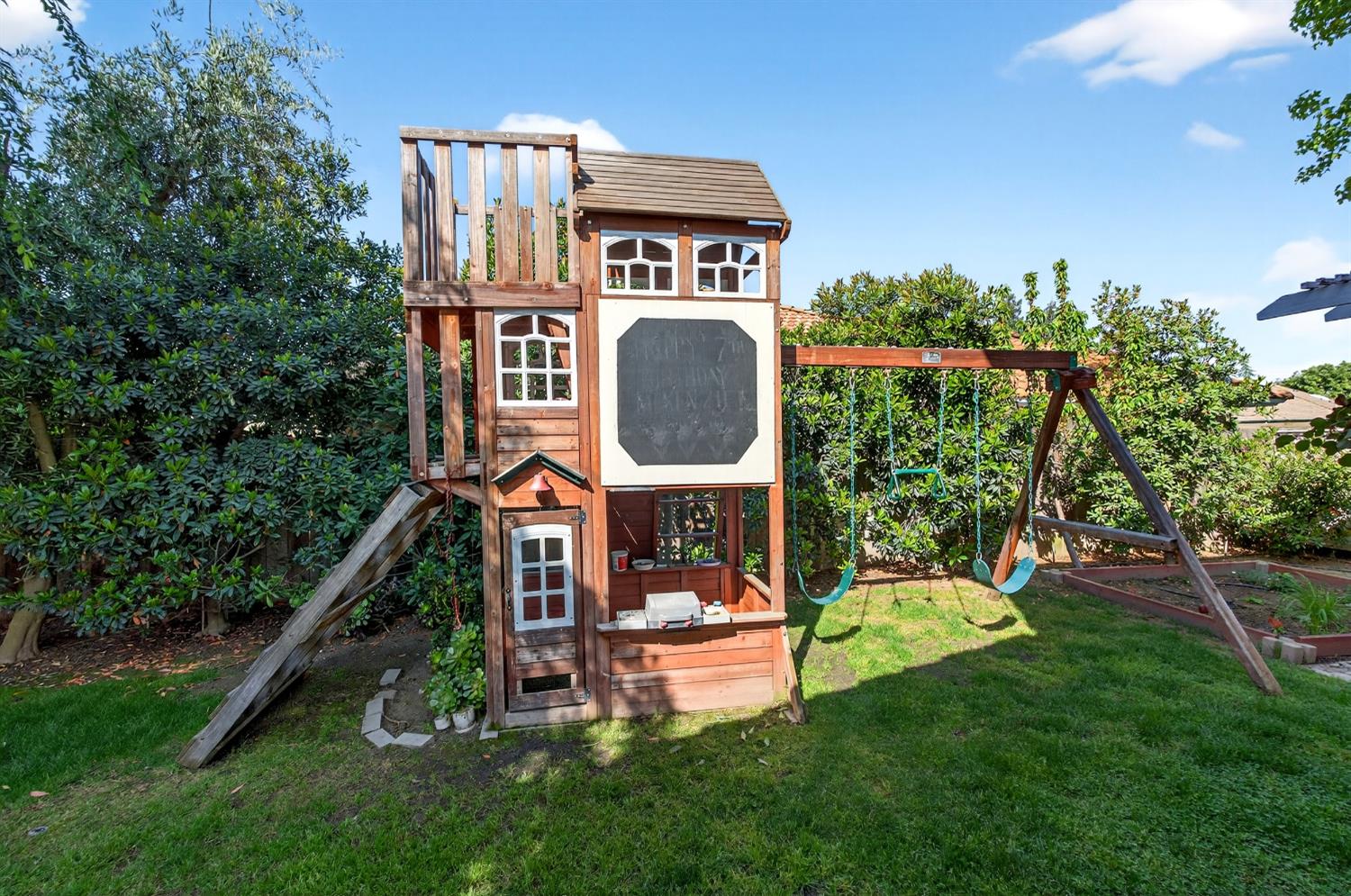 3130 Hillcrest Ct, Madera, CA 93637