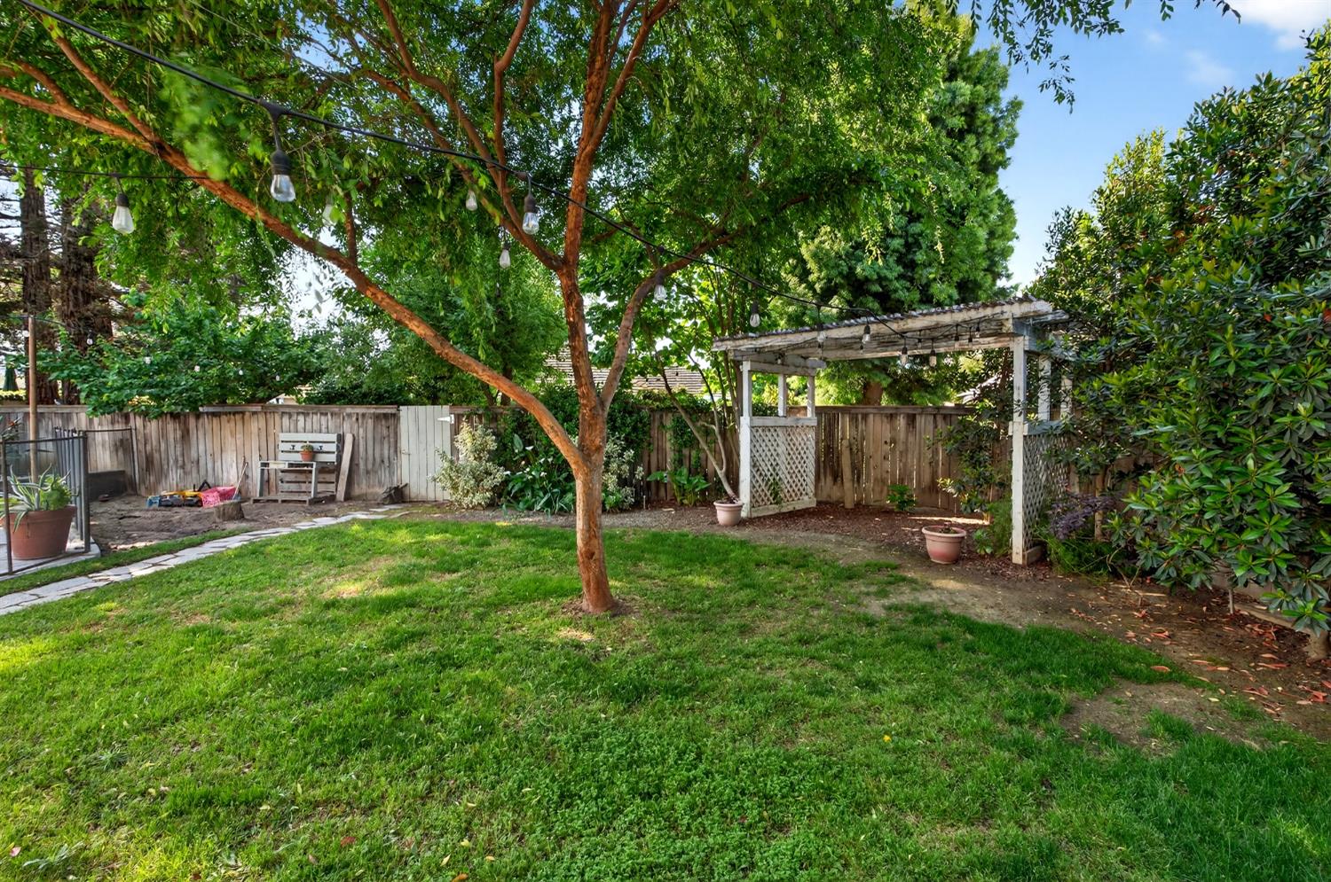 3130 Hillcrest Ct, Madera, CA 93637