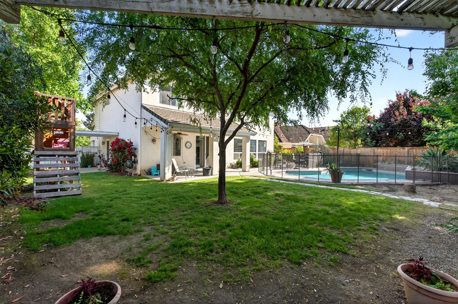 3130 Hillcrest Ct, Madera, CA 93637