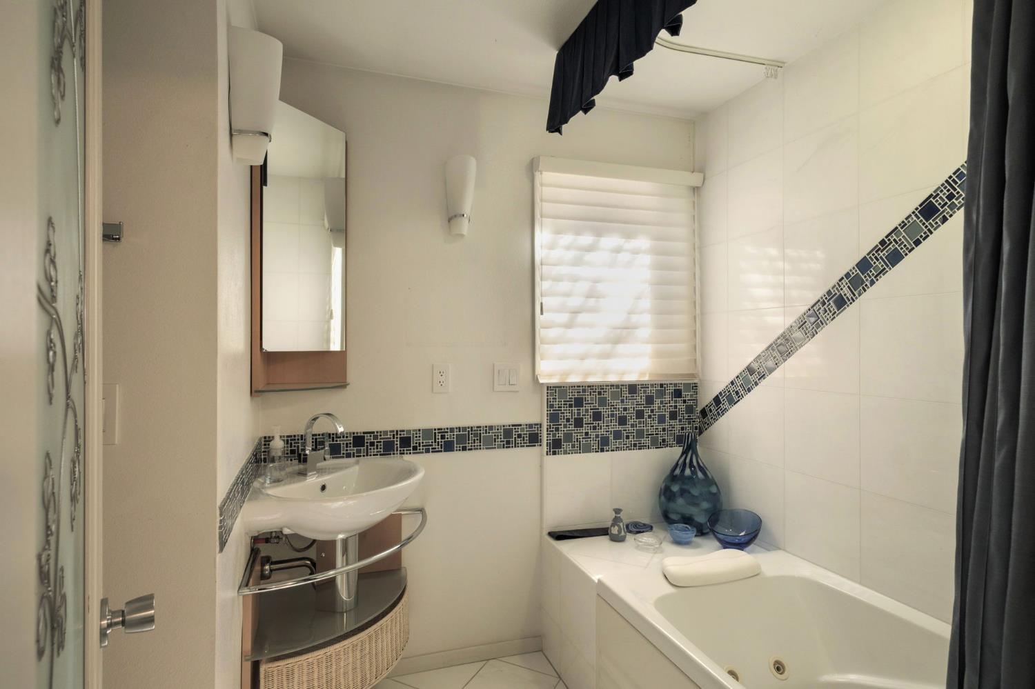 2273 W Dovewood Ln, Fresno, CA 93711