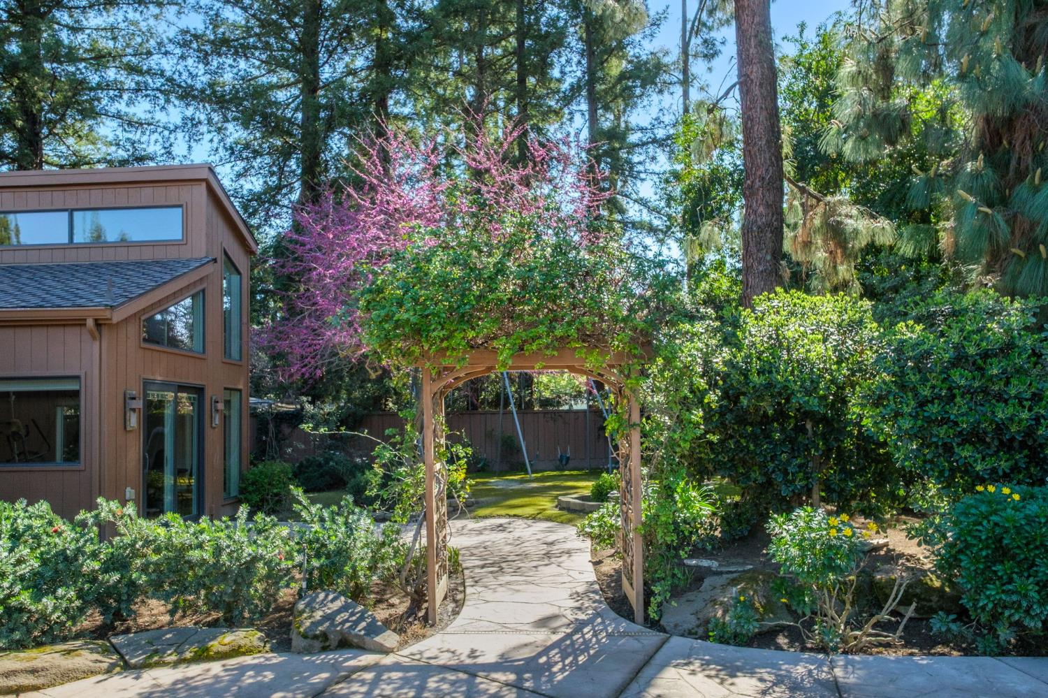 2273 W Dovewood Ln, Fresno, CA 93711