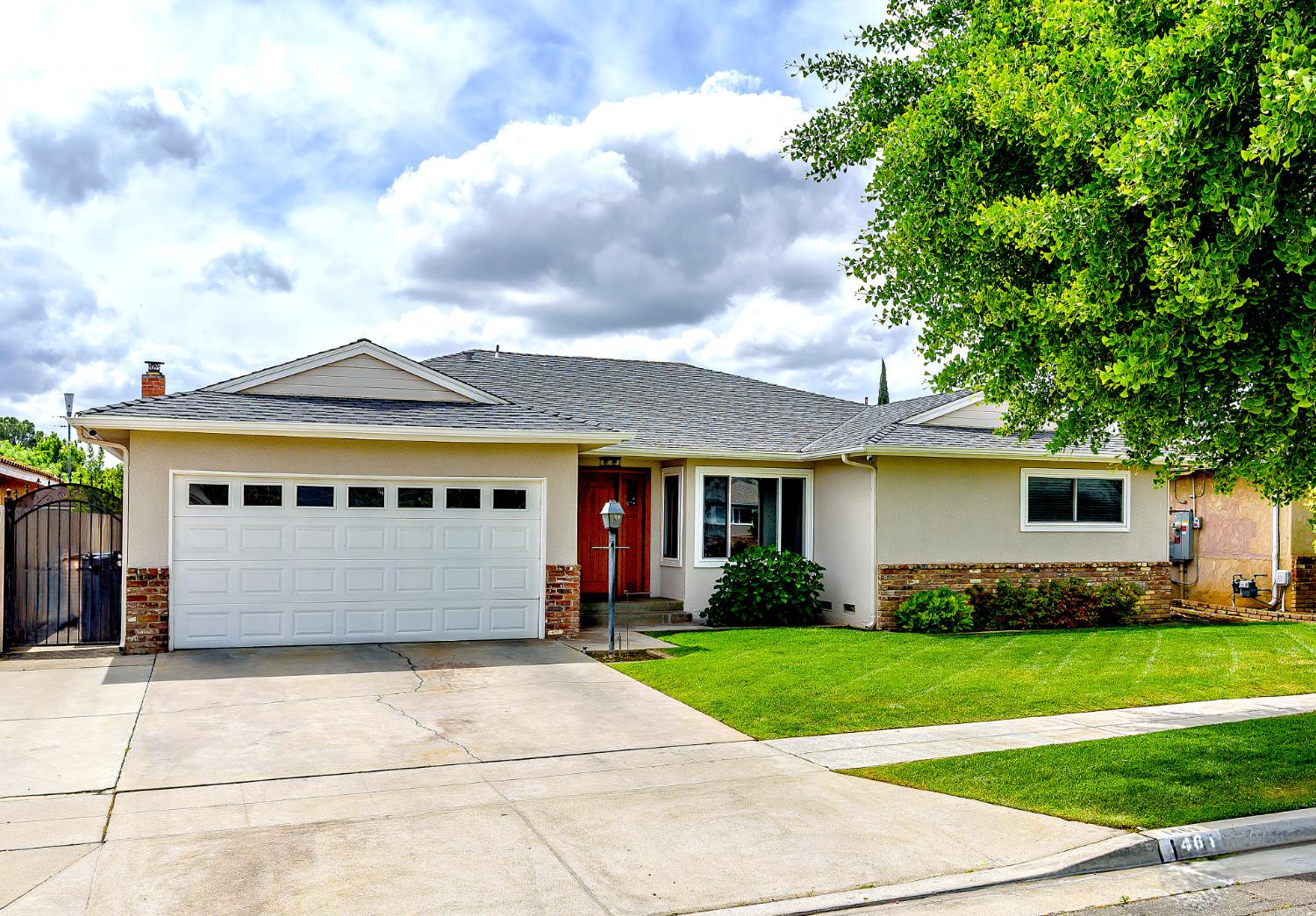 1461 E Vartikian Ave, Fresno, CA 93710