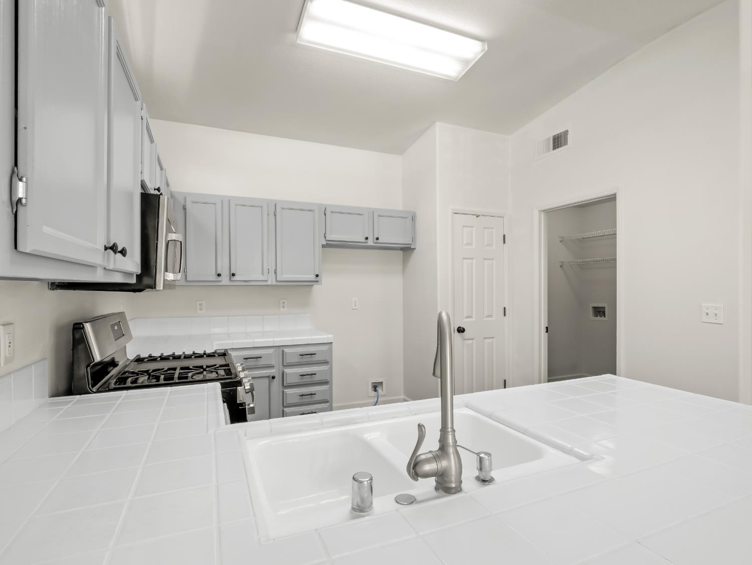 5637 W Oak Ave, Fresno, CA 93722