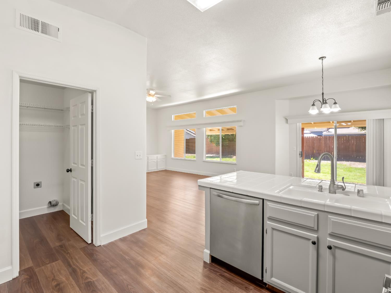 5637 W Oak Ave, Fresno, CA 93722