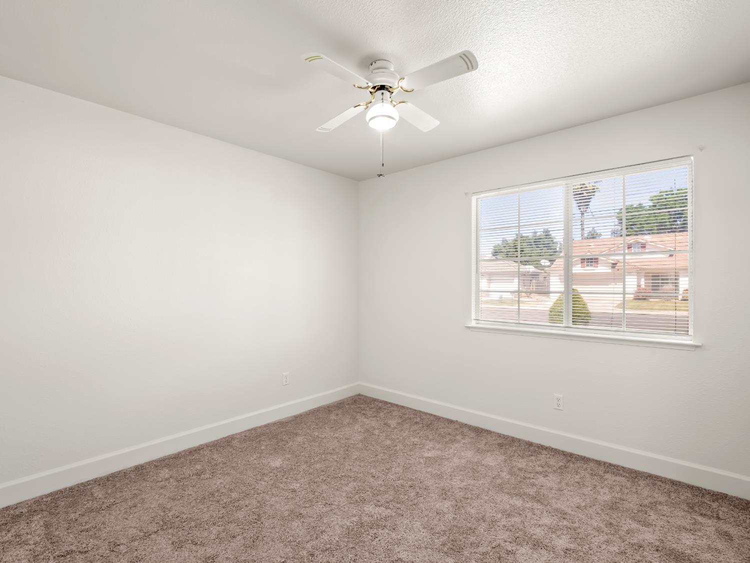 5637 W Oak Ave, Fresno, CA 93722