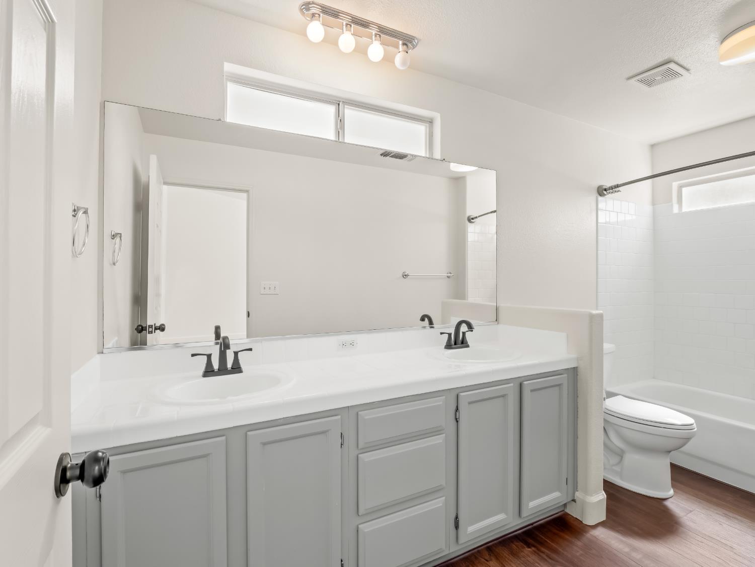 5637 W Oak Ave, Fresno, CA 93722