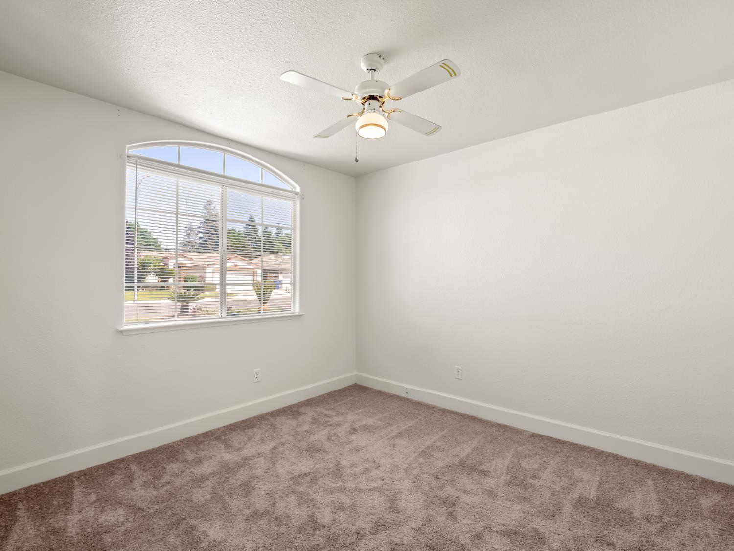 5637 W Oak Ave, Fresno, CA 93722