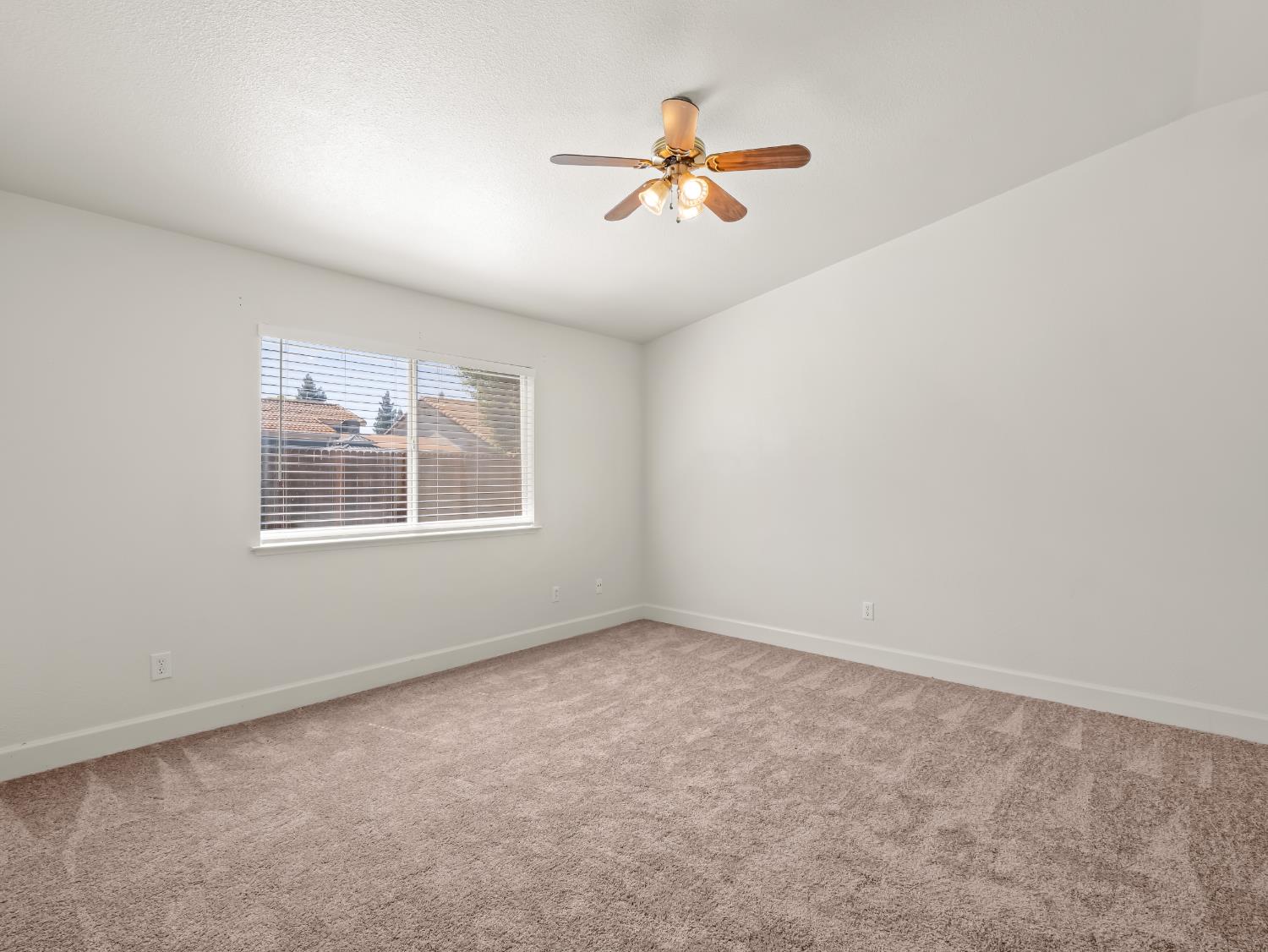 5637 W Oak Ave, Fresno, CA 93722