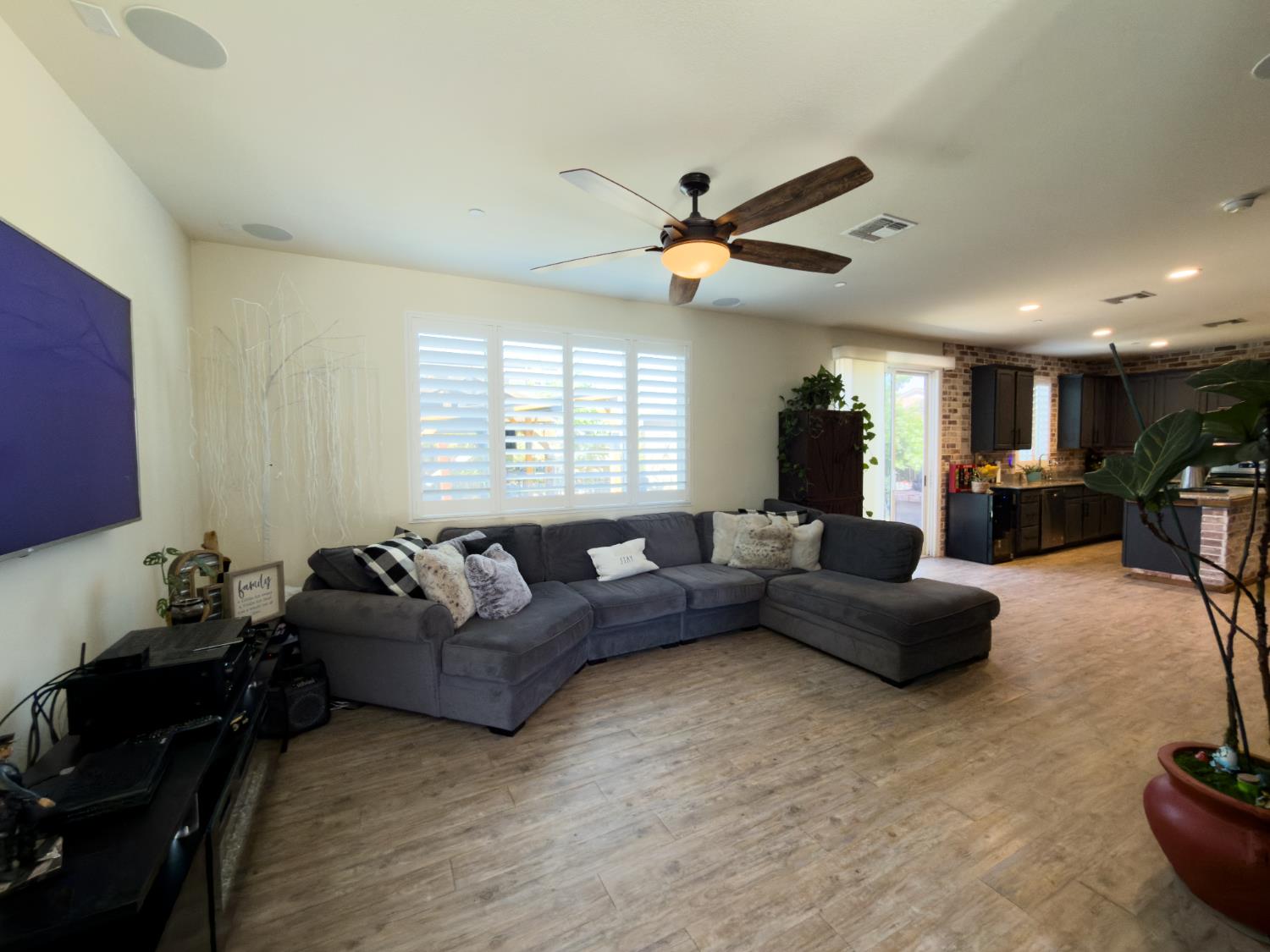 1157 S Dee Ann Ave, Fresno, CA 93727