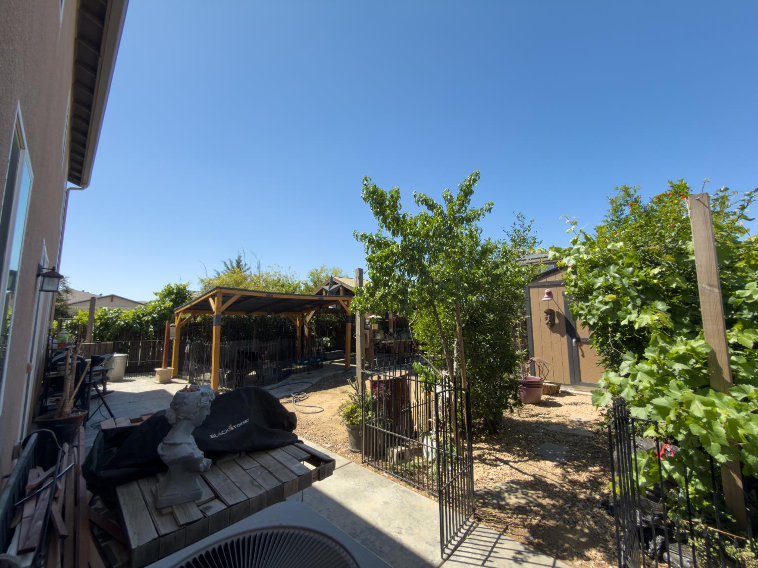 1157 S Dee Ann Ave, Fresno, CA 93727