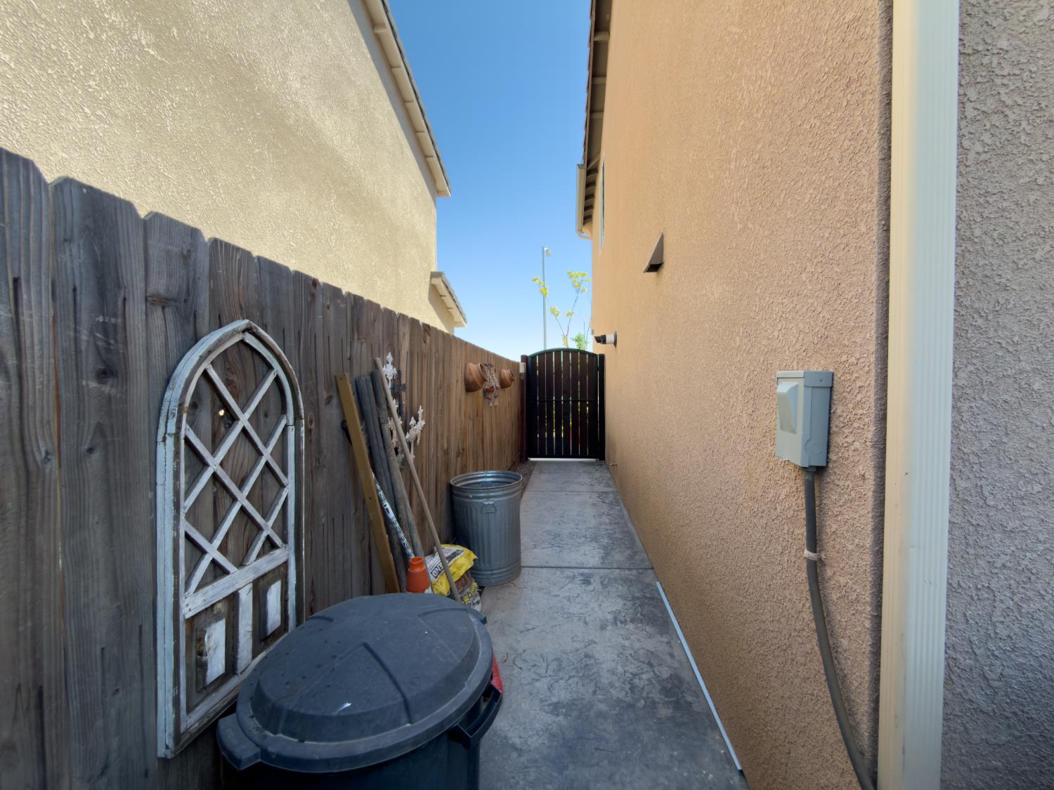 1157 S Dee Ann Ave, Fresno, CA 93727