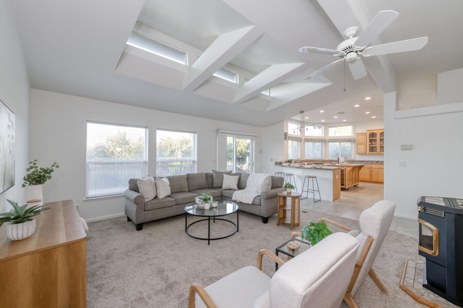 8646 Cairo, Laton, CA 93242