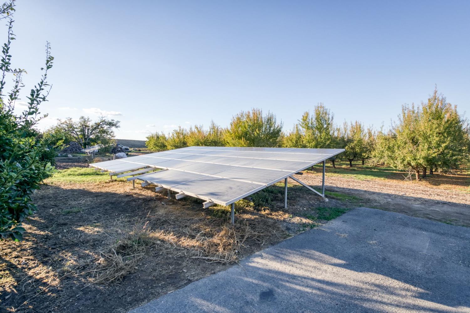 8646 Cairo, Laton, CA 93242