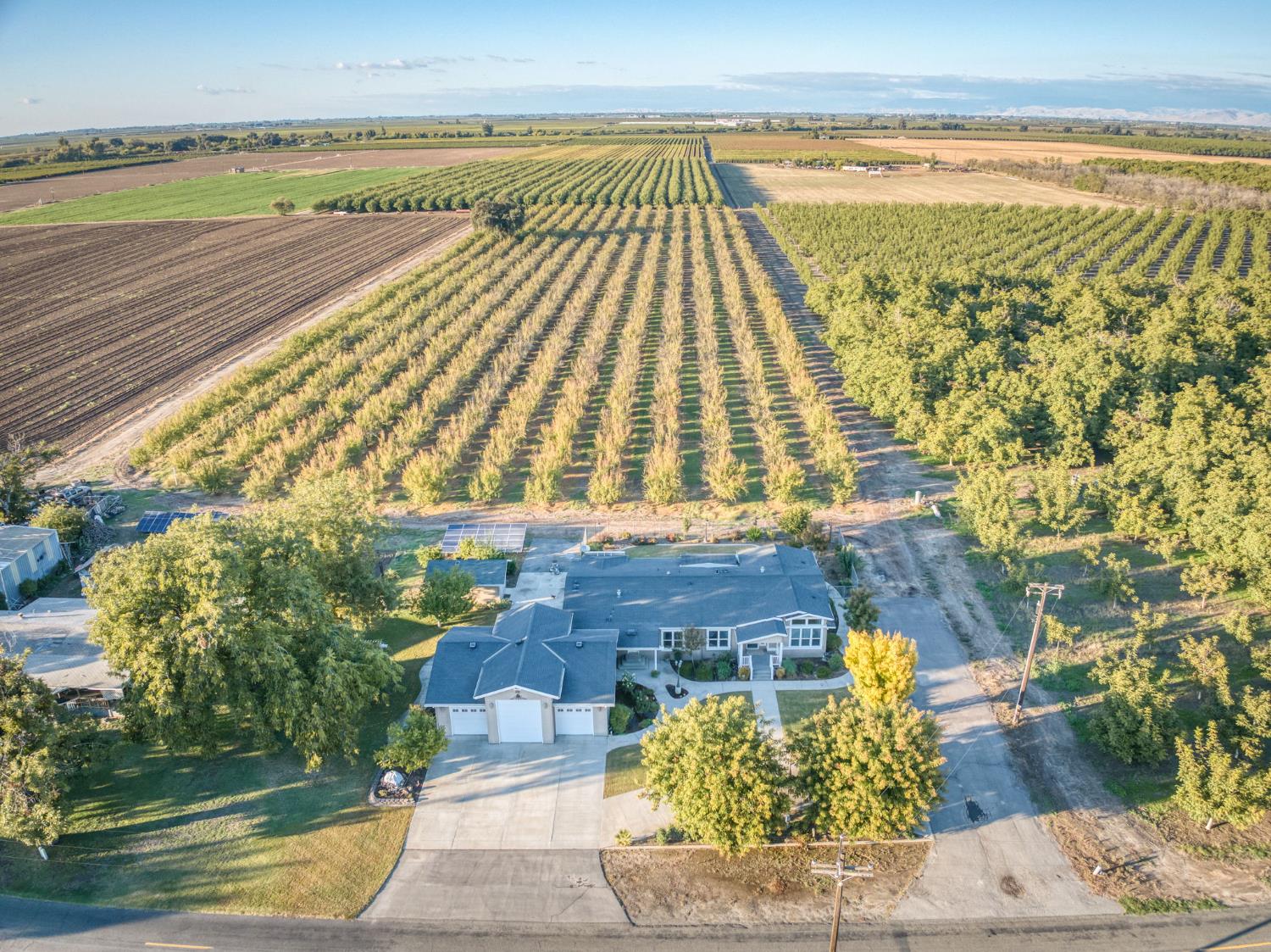 8646 Cairo, Laton, CA 93242