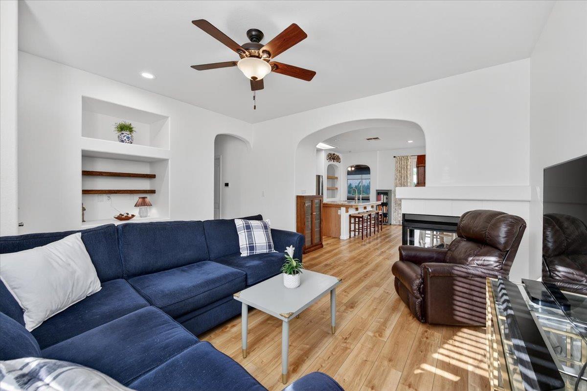 1618 N Dublin Ln, Clovis, CA 93619