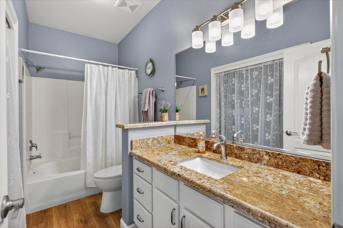 1618 N Dublin Ln, Clovis, CA 93619