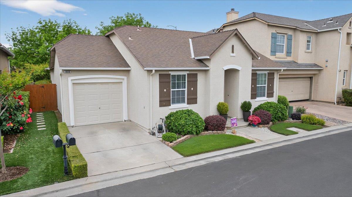 1618 N Dublin Ln, Clovis, CA 93619
