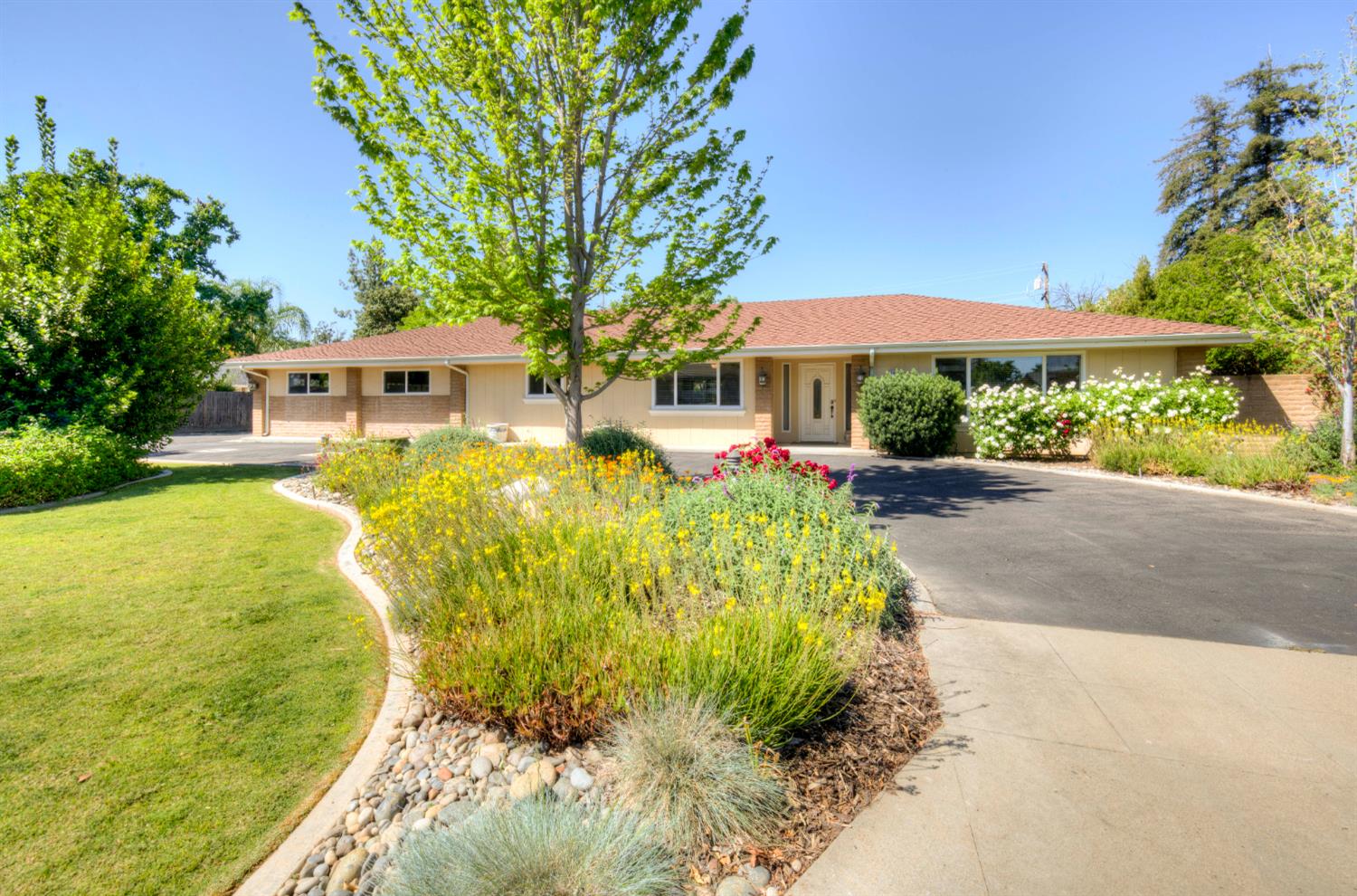 2004 S Renn Ave, Fresno, CA 93727