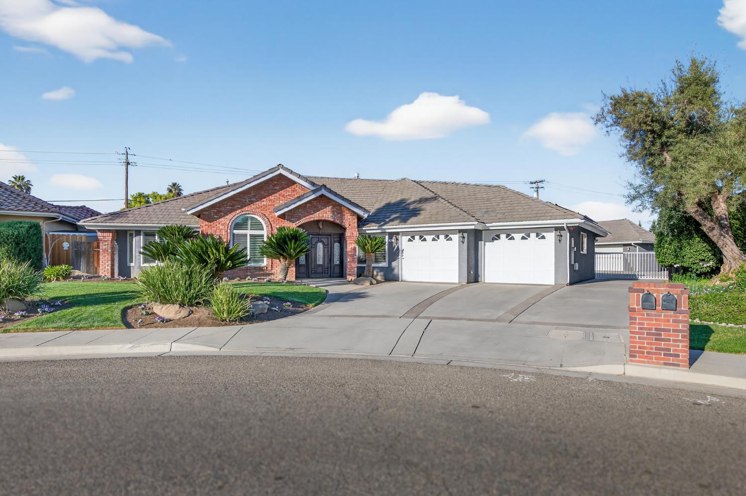 3013 Hillcrest Ct, Madera, CA 93637