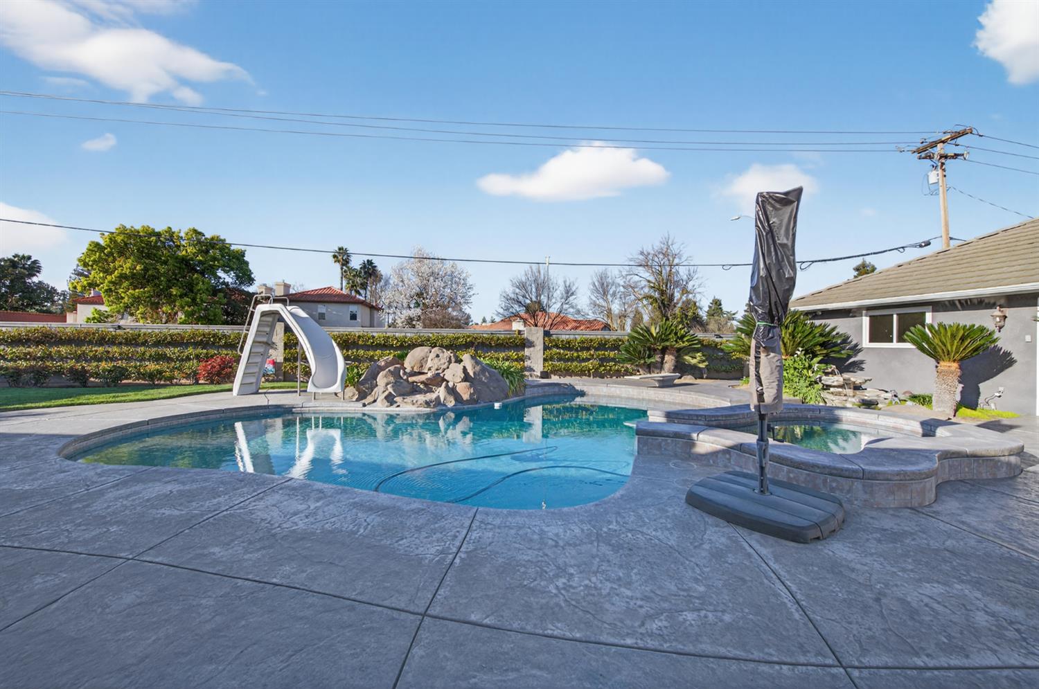 3013 Hillcrest Ct, Madera, CA 93637