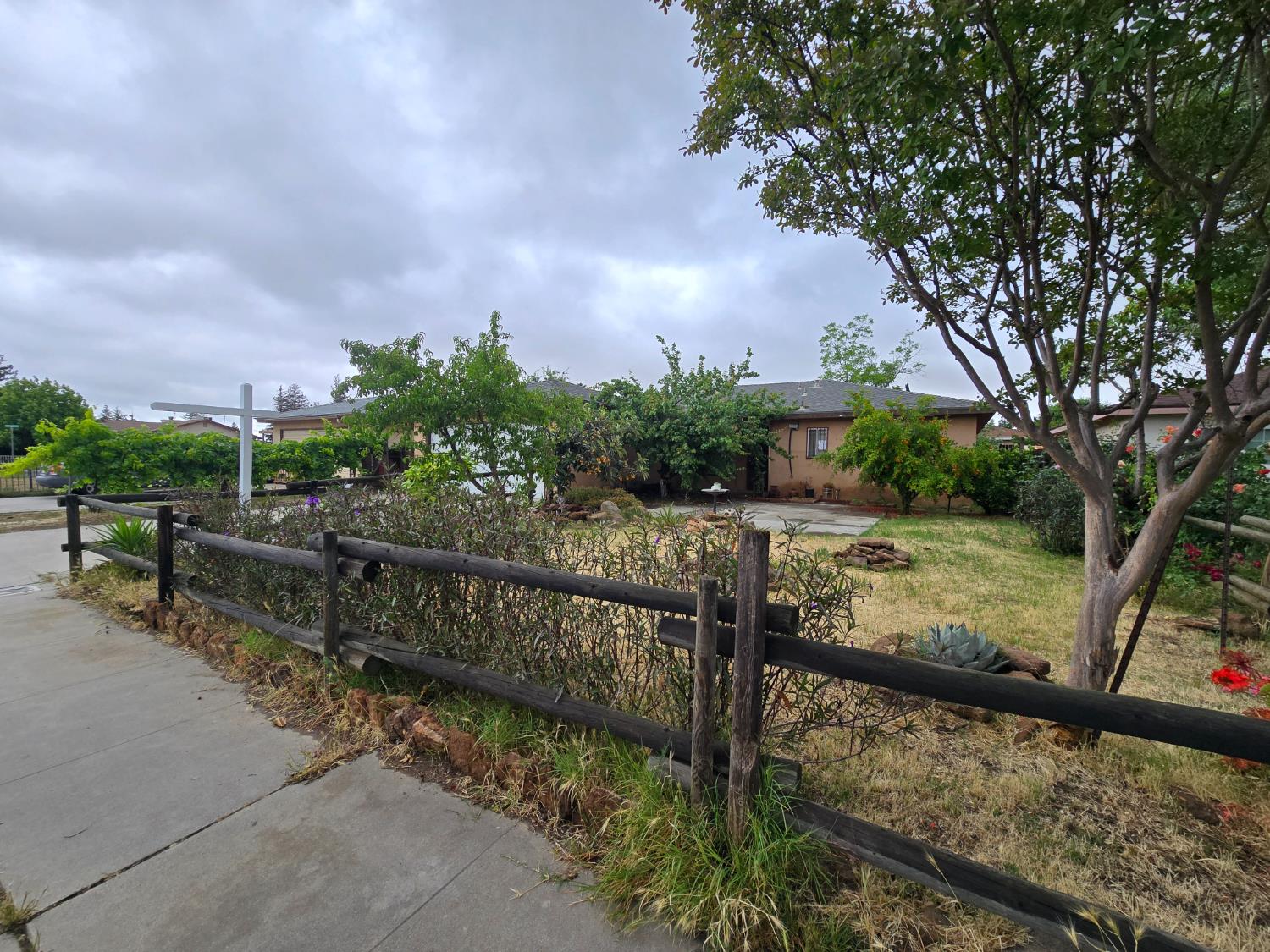 1405 Sonora St, Madera, CA 93638